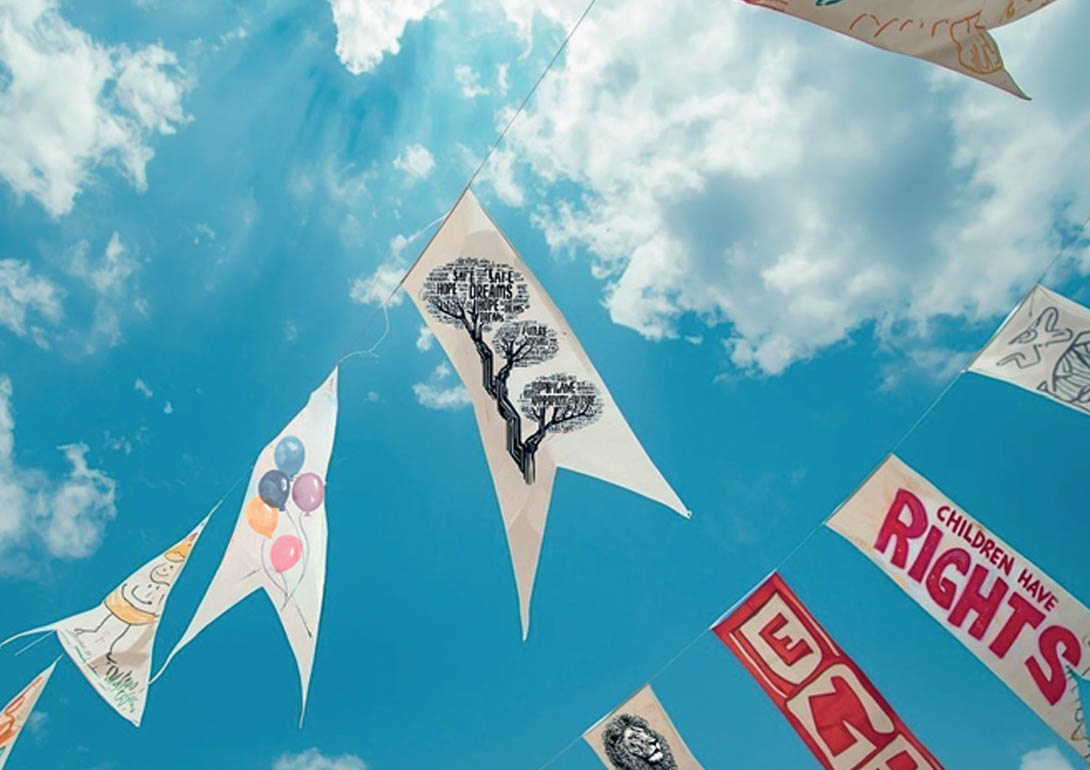 Mehrere Texte werden aufgehängt und sind unter dem blauen Wolkenhimmel.