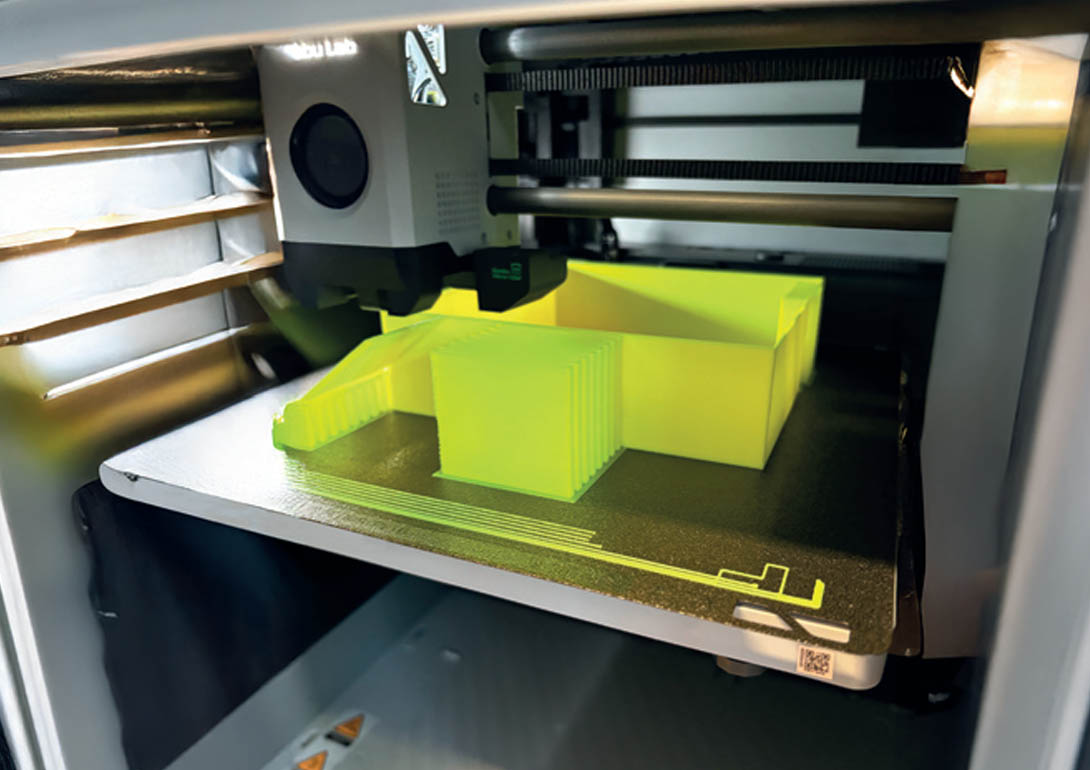 Etwas wird im 3D Drucker gedruckt.