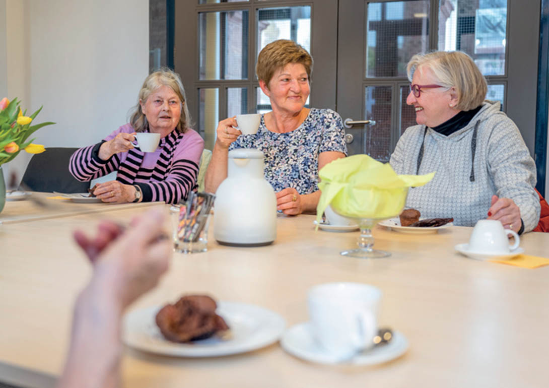 Ältere Frauen trinken Kaffee und tauschen sich aus.