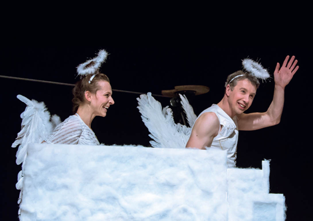 Zwei Leute spielen ein Theaterstück, verkleidet als Engel.