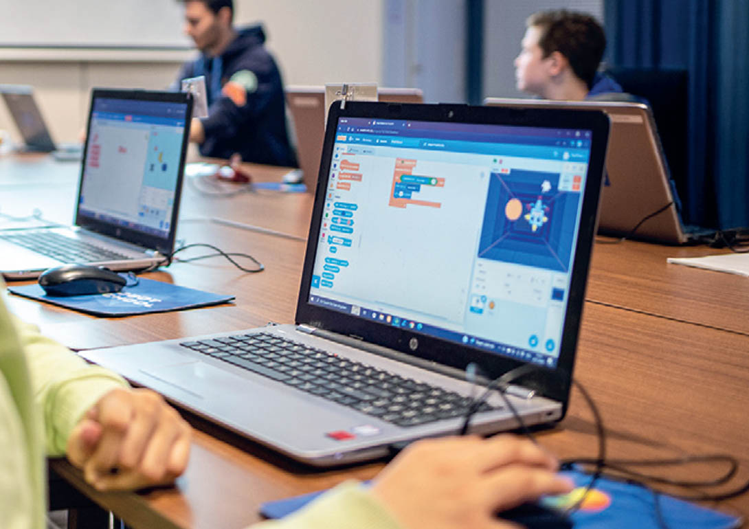 Programmieren am Laptop.