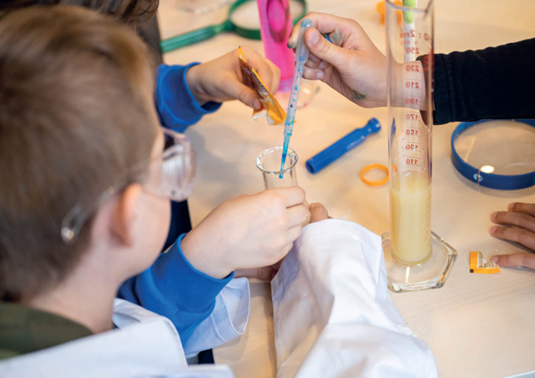 Kinder experimentieren im Labor.