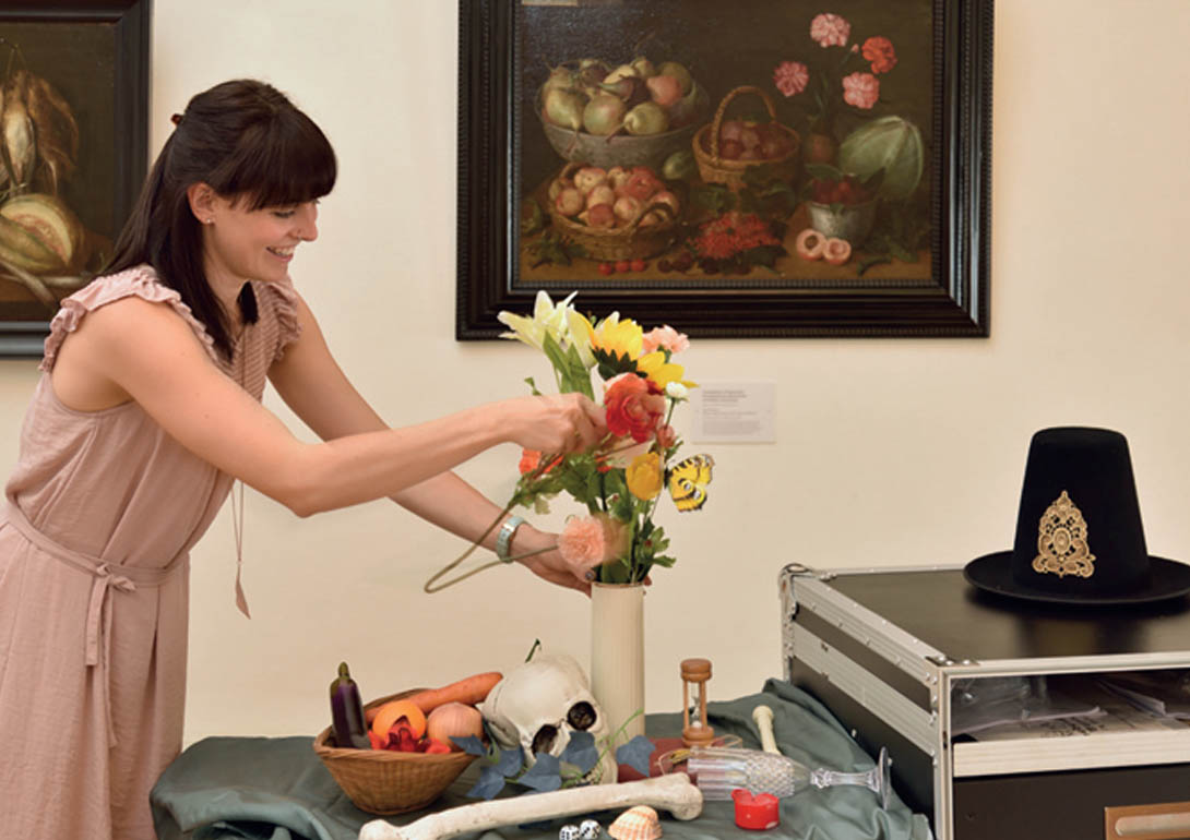 Eine Frau richtet Utensilien.