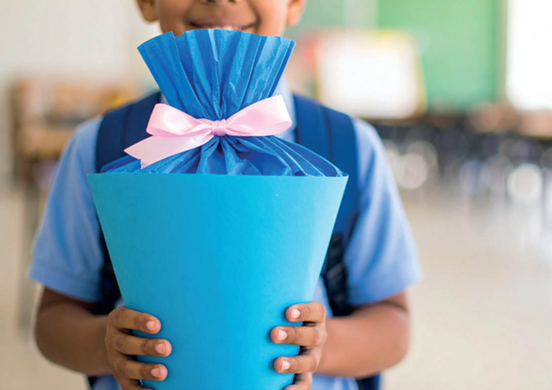 Ein Kind trägt seine Schultüte.