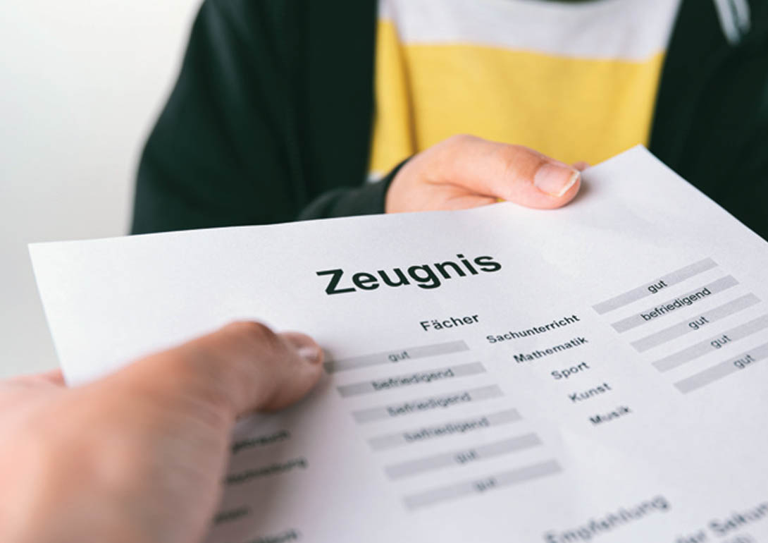 Ein Zeugnis wird übergeben.