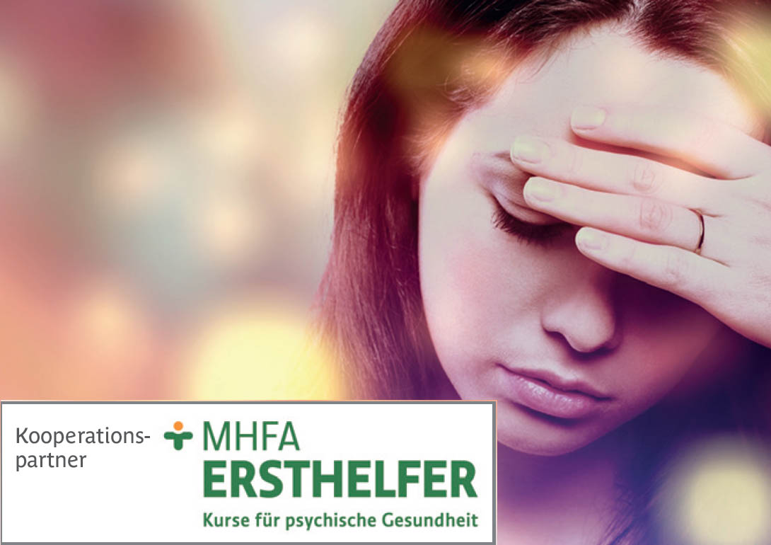 Frau die sich die Hand vor die Stirn hält