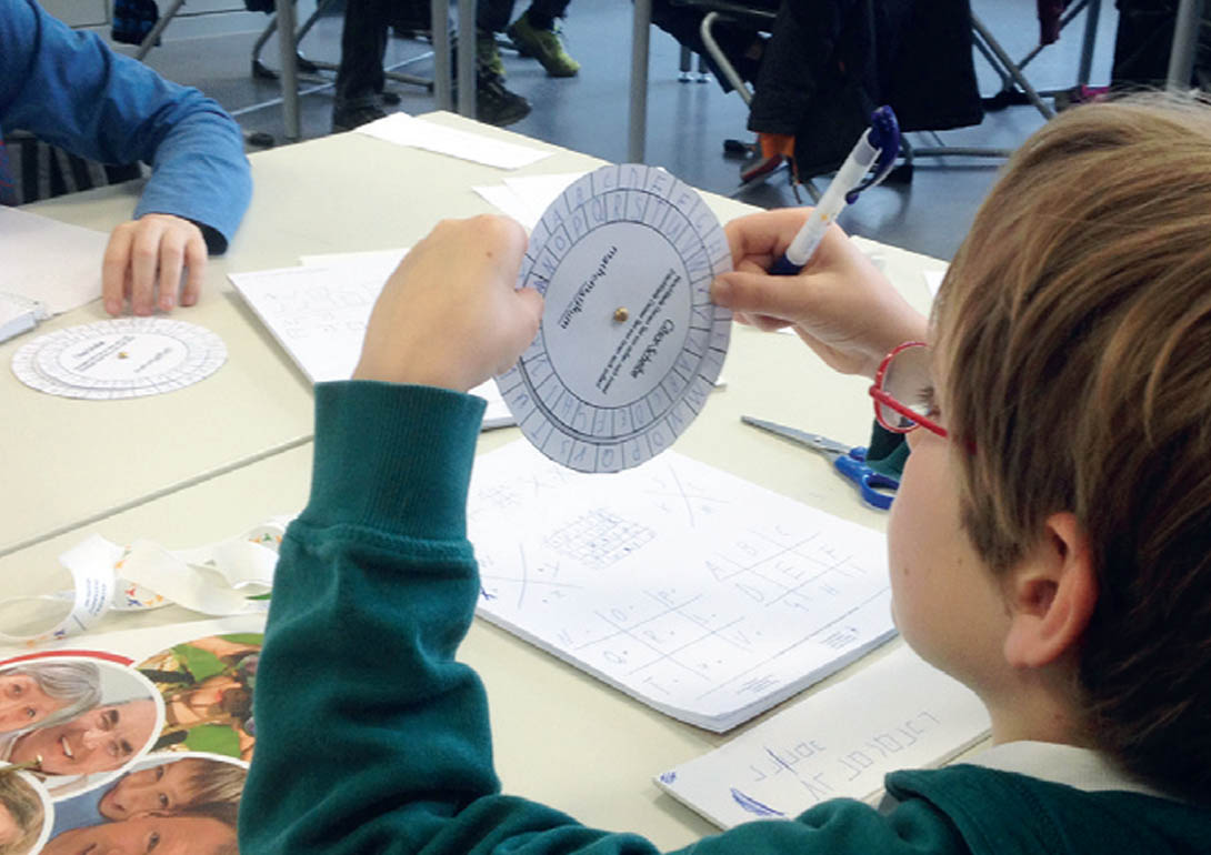 Ein Kind sieht sich eine Fleißner-Schablone an.