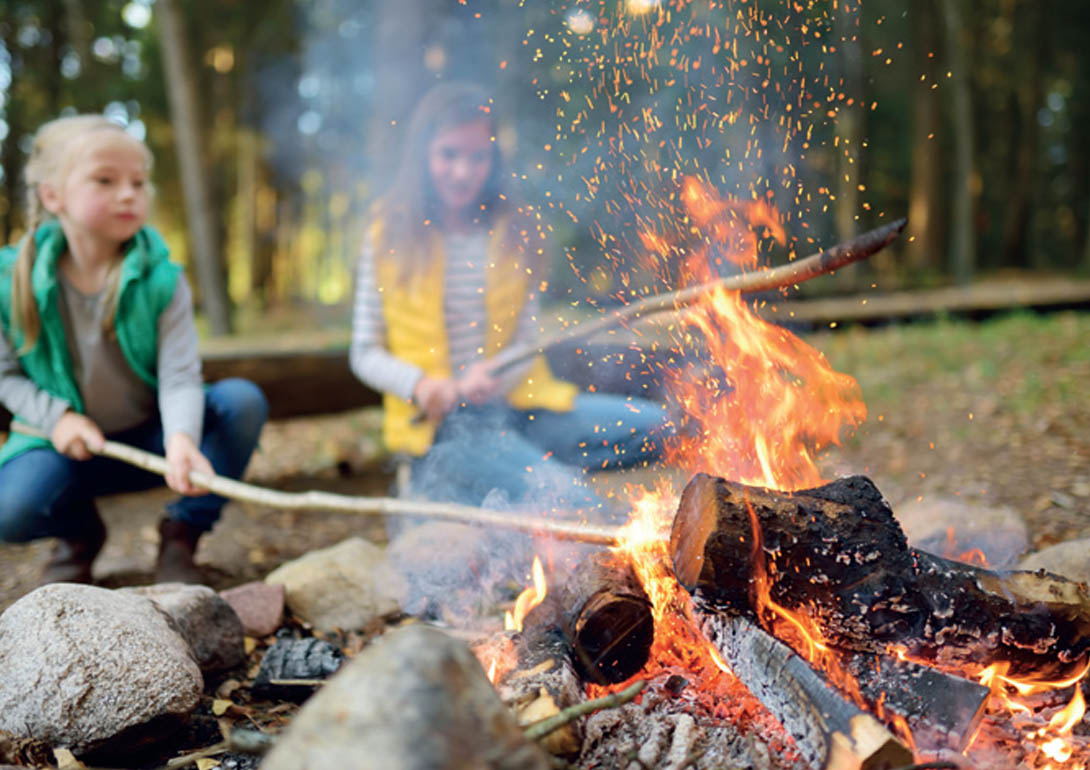 Kinder am Lagerfeuer.