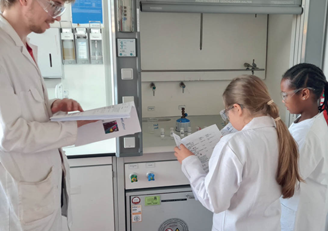 Kinder forschen im Laborraum.