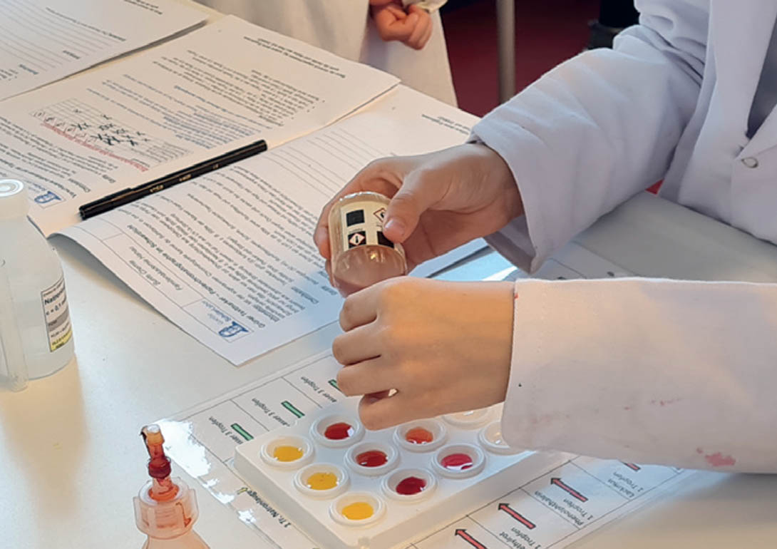 Ein Chemie-Farben-Experiment.