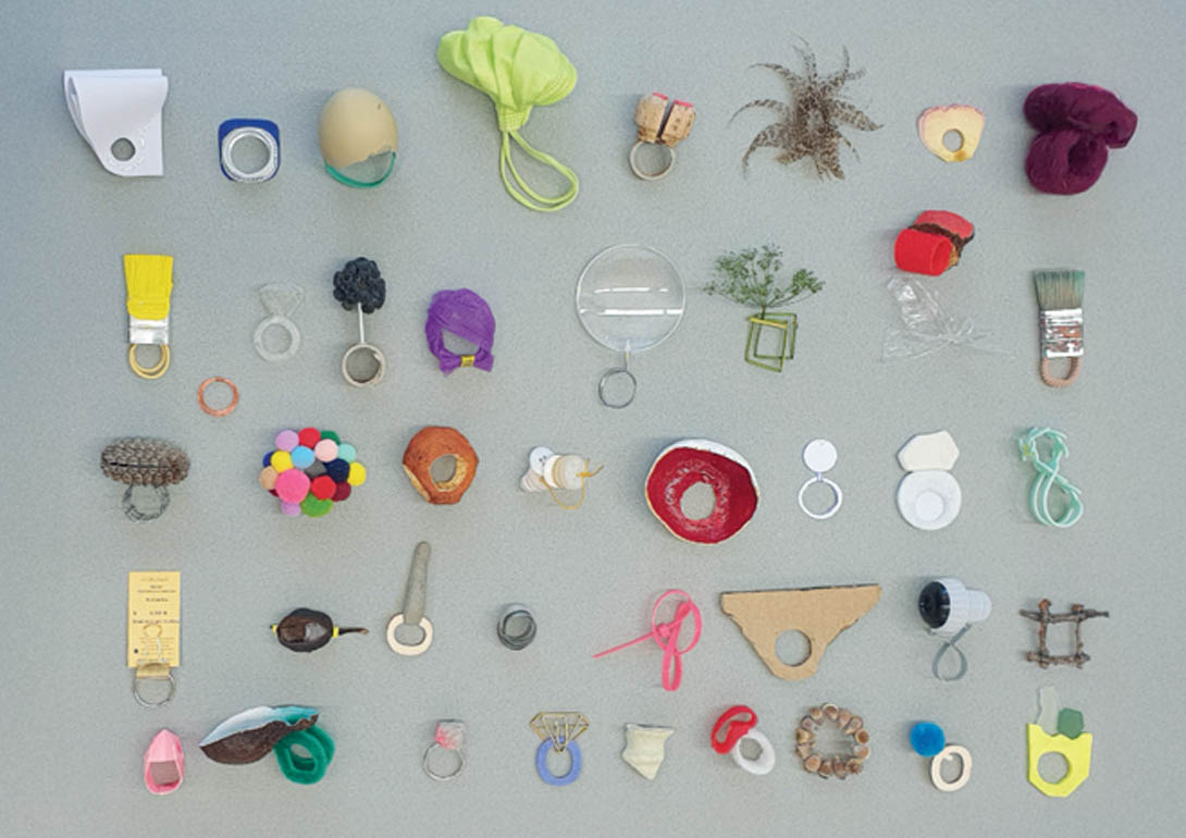 Mehrere Gegenstände auf einem Untergrund gelegt.