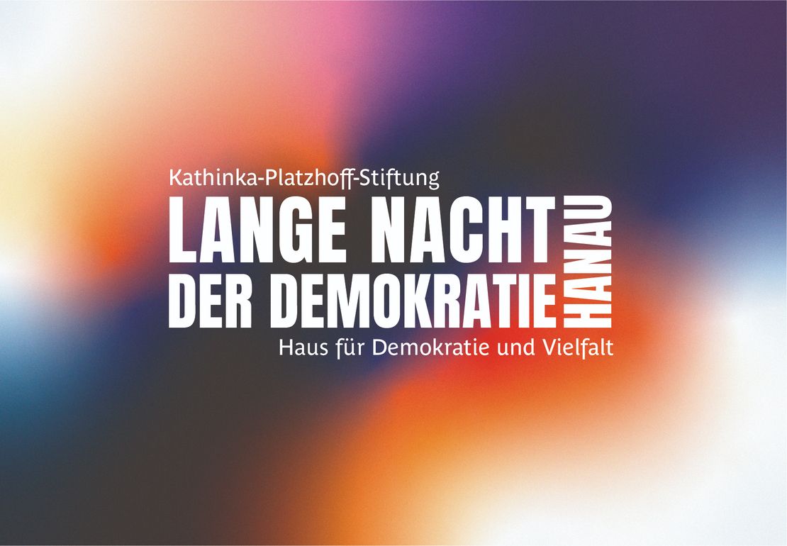 Schriftzug Lange Nacht der Demokratie vor dunkelbau-orangefarbenen Farben