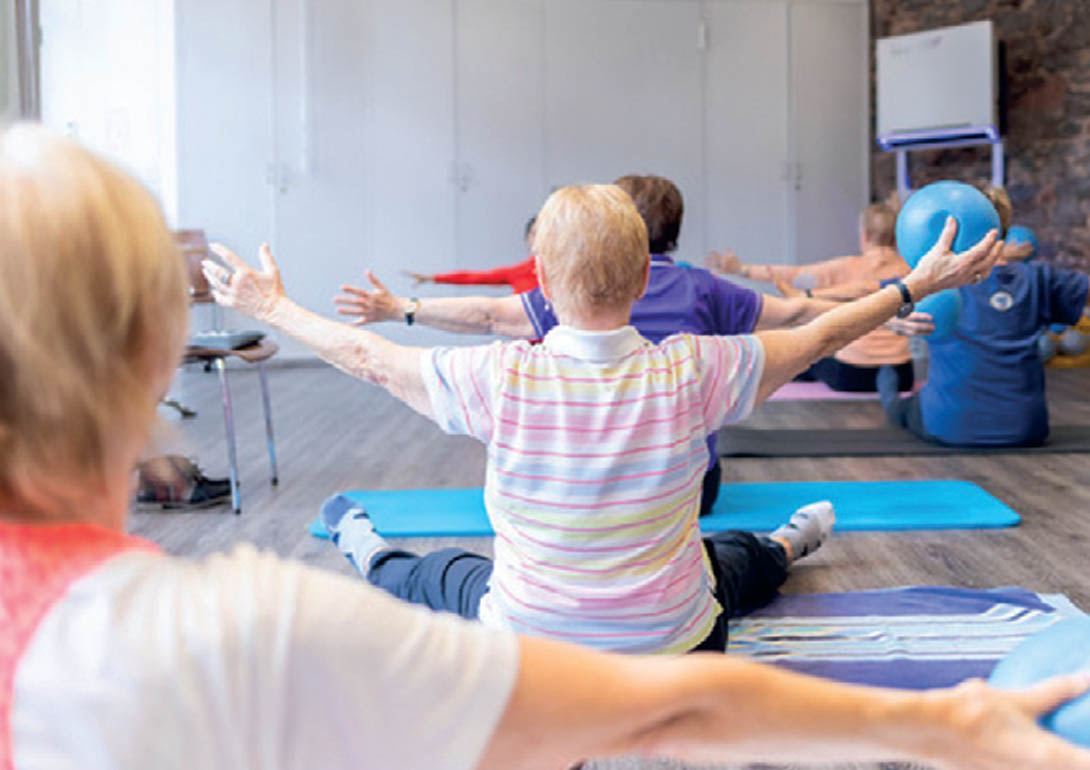 Seniorinnen auf Gymnastikmatte