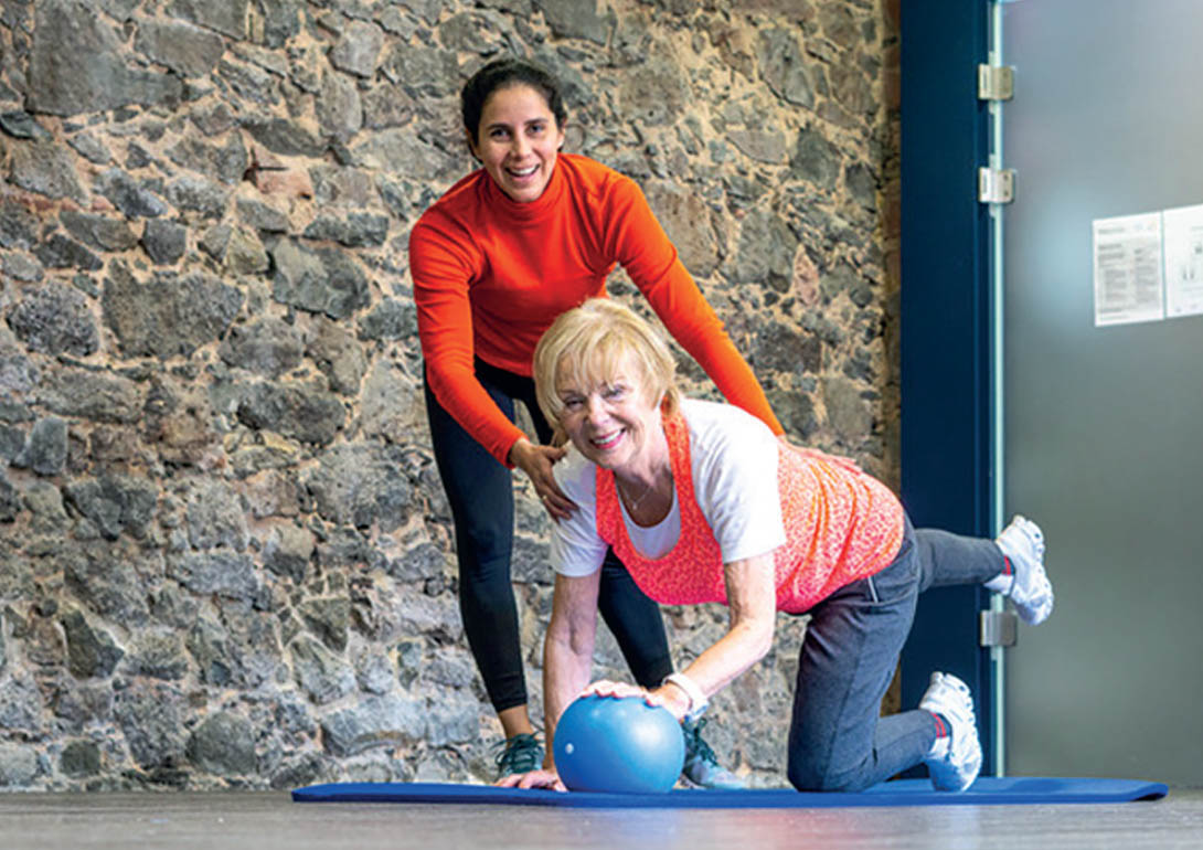 Trainerin + Seniorin mit Ball