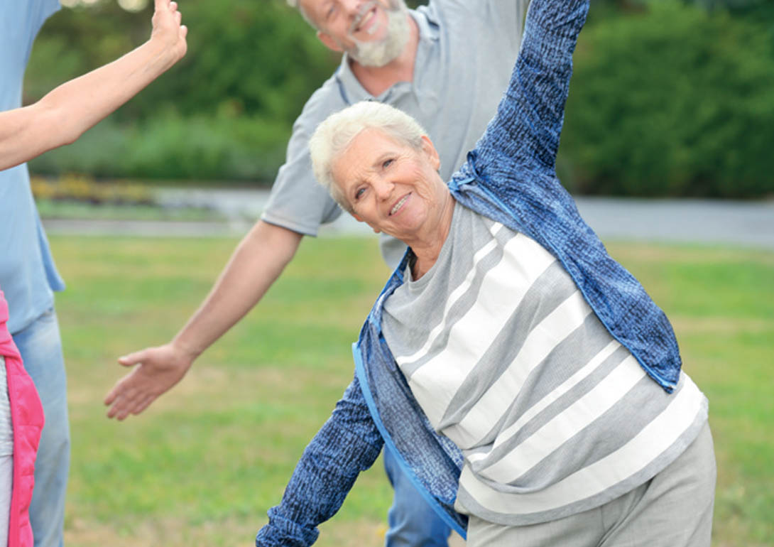 Senioren bei Gymnastik im Freien